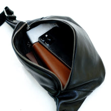 โหลดรูปภาพลงในเครื่องมือใช้ดูของ Gallery กระเป๋าหนังผู้ชาย/กระเป๋าหนังคาดอกผู้ชาย สีดำ รุ่น B-BK-8010