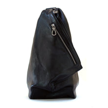 โหลดรูปภาพลงในเครื่องมือใช้ดูของ Gallery กระเป๋าหนังผู้ชาย /กระเป๋าหนังคาดอกผู้ชาย สีดำ รุ่น B-BK-8121