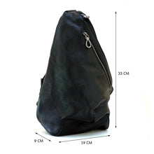 โหลดรูปภาพลงในเครื่องมือใช้ดูของ Gallery กระเป๋าหนังผู้ชาย /กระเป๋าหนังคาดอกผู้ชาย สีดำ รุ่น B-BK-8121