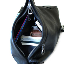 โหลดรูปภาพลงในเครื่องมือใช้ดูของ Gallery กระเป๋าหนังผู้ชาย /กระเป๋าหนังคาดอกผู้ชาย สีดำ รุ่น B-BK-8121