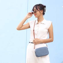 โหลดรูปภาพลงในเครื่องมือใช้ดูของ Gallery กระเป๋าหนังผู้หญิง /กระเป๋าหนังสะพายข้างผู้หญิง สีเทาฟ้า รุ่น B-GRA-125 Ava