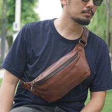 โหลดรูปภาพลงในเครื่องมือใช้ดูของ Gallery กระเป๋าหนังผู้ชาย/กระเป๋าหนังคาดอกผู้ชาย สีน้ำตาล รุ่น B-CBR-8010