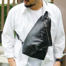 โหลดรูปภาพลงในเครื่องมือใช้ดูของ Gallery กระเป๋าหนังผู้ชาย /กระเป๋าหนังคาดอกผู้ชาย สีดำ รุ่น B-BK-8121