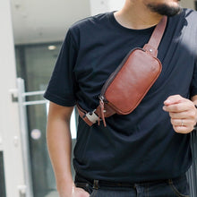 โหลดรูปภาพลงในเครื่องมือใช้ดูของ Gallery กระเป๋าหนังผู้ชาย/กระเป๋าหนังคาดอกผู้ชาย สีน้ำตาล รุ่น B-CBR-8118