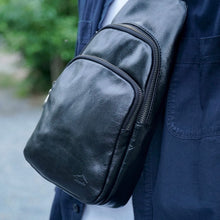 โหลดรูปภาพลงในเครื่องมือใช้ดูของ Gallery กระเป๋าหนังผู้ชาย/กระเป๋าหนังคาดอกผู้ชาย สีดำ รุ่น B-BK-515