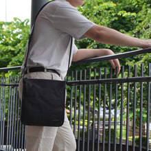 โหลดรูปภาพลงในเครื่องมือใช้ดูของ Gallery กระเป๋าหนังผู้ชาย/กระเป๋าหนังสะพายข้างผู้ชาย รุ่น Bach