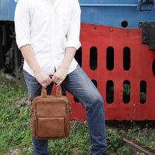 โหลดรูปภาพลงในเครื่องมือใช้ดูของ Gallery กระเป๋าหนังผู้ชาย/กระเป๋าหนังสะพายข้างผู้ชาย สีนํ้าตาล รุ่น B-LBR-1115