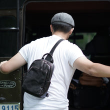 โหลดรูปภาพลงในเครื่องมือใช้ดูของ Gallery กระเป๋าหนังผู้ชาย /กระเป๋าหนังคาดอกผู้ชาย สีดำ รุ่น B-BK-2249