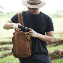 โหลดรูปภาพลงในเครื่องมือใช้ดูของ Gallery กระเป๋าหนังผู้ชาย/กระเป๋าเป้ผู้ชาย สีนํ้าตาล รุ่น B-LBR-215