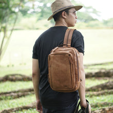 โหลดรูปภาพลงในเครื่องมือใช้ดูของ Gallery กระเป๋าหนังผู้ชาย/กระเป๋าเป้ผู้ชาย สีนํ้าตาล รุ่น B-LBR-215