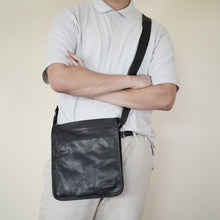 โหลดรูปภาพลงในเครื่องมือใช้ดูของ Gallery กระเป๋าหนังผู้ชาย/กระเป๋าหนังสะพายข้างผู้ชาย รุ่น Bach