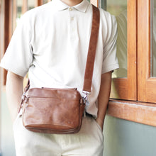 โหลดรูปภาพลงในเครื่องมือใช้ดูของ Gallery กระเป๋าหนังผู้ชาย /กระเป๋าหนังสะพายข้าง สีน้ำตาล รุ่น B-CBR-8130