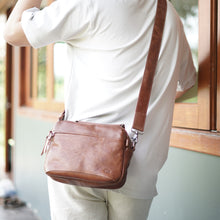 โหลดรูปภาพลงในเครื่องมือใช้ดูของ Gallery กระเป๋าหนังผู้ชาย /กระเป๋าหนังสะพายข้าง สีน้ำตาล รุ่น B-CBR-8130