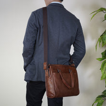 โหลดรูปภาพลงในเครื่องมือใช้ดูของ Gallery B-CBR-8874