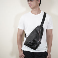 โหลดรูปภาพลงในเครื่องมือใช้ดูของ Gallery กระเป๋าหนังผู้ชาย /กระเป๋าหนังคาดอกผู้ชาย สีดำ รุ่น B-BK-8121