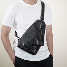 โหลดรูปภาพลงในเครื่องมือใช้ดูของ Gallery กระเป๋าหนังผู้ชาย /กระเป๋าหนังคาดอกผู้ชาย สีดำ รุ่น B-BK-8121