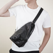 โหลดรูปภาพลงในเครื่องมือใช้ดูของ Gallery กระเป๋าหนังผู้ชาย /กระเป๋าหนังคาดอกผู้ชาย สีดำ รุ่น B-BK-8121