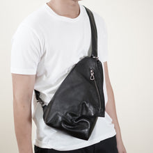 โหลดรูปภาพลงในเครื่องมือใช้ดูของ Gallery กระเป๋าหนังผู้ชาย /กระเป๋าหนังคาดอกผู้ชาย สีดำ รุ่น B-BK-8121