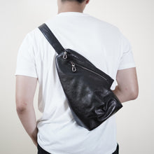 โหลดรูปภาพลงในเครื่องมือใช้ดูของ Gallery กระเป๋าหนังผู้ชาย /กระเป๋าหนังคาดอกผู้ชาย สีดำ รุ่น B-BK-8121