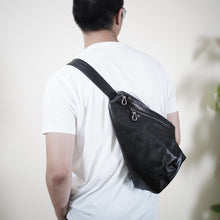 โหลดรูปภาพลงในเครื่องมือใช้ดูของ Gallery กระเป๋าหนังผู้ชาย /กระเป๋าหนังคาดอกผู้ชาย สีดำ รุ่น B-BK-8121