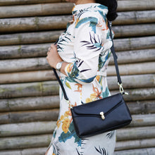 โหลดรูปภาพลงในเครื่องมือใช้ดูของ Gallery กระเป๋าหนังสะพายข้างผู้หญิง/กระเป๋าหนังแท้ผู้หญิง รุ่น Diana (ดำ)