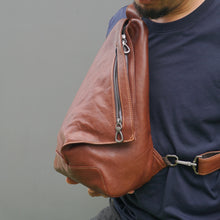 โหลดรูปภาพลงในเครื่องมือใช้ดูของ Gallery กระเป๋าหนังผู้ชาย/กระเป๋าหนังคาดอกผู้ชาย สีน้ำตาล รุ่น B-CBR-8121