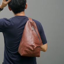 โหลดรูปภาพลงในเครื่องมือใช้ดูของ Gallery กระเป๋าหนังผู้ชาย/กระเป๋าหนังคาดอกผู้ชาย สีน้ำตาล รุ่น B-CBR-8121