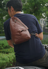 โหลดรูปภาพลงในเครื่องมือใช้ดูของ Gallery กระเป๋าหนังผู้ชาย/กระเป๋าหนังคาดอกผู้ชาย สีน้ำตาล รุ่น B-CBR-8121