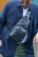 โหลดรูปภาพลงในเครื่องมือใช้ดูของ Gallery กระเป๋าหนังผู้ชาย/กระเป๋าหนังคาดอกผู้ชาย สีดำ รุ่น B-BK-515