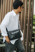 โหลดรูปภาพลงในเครื่องมือใช้ดูของ Gallery กระเป๋าหนังผู้ชาย/กระเป๋าหนังสะพายข้าง สีดำ รุ่น B-BK-8335