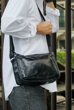 โหลดรูปภาพลงในเครื่องมือใช้ดูของ Gallery กระเป๋าหนังผู้ชาย/กระเป๋าหนังสะพายข้าง สีดำ รุ่น B-BK-8335