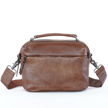 โหลดรูปภาพลงในเครื่องมือใช้ดูของ Gallery กระเป๋าหนังผู้ชาย /กระเป๋าหนังสะพายข้าง สีน้ำตาล รุ่น B-CBR-8130