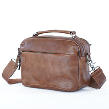 โหลดรูปภาพลงในเครื่องมือใช้ดูของ Gallery กระเป๋าหนังผู้ชาย /กระเป๋าหนังสะพายข้าง สีน้ำตาล รุ่น B-CBR-8130