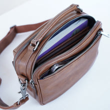 โหลดรูปภาพลงในเครื่องมือใช้ดูของ Gallery กระเป๋าหนังผู้ชาย /กระเป๋าหนังสะพายข้าง สีน้ำตาล รุ่น B-CBR-8130