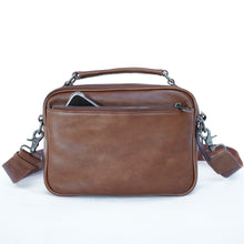 โหลดรูปภาพลงในเครื่องมือใช้ดูของ Gallery กระเป๋าหนังผู้ชาย /กระเป๋าหนังสะพายข้าง สีน้ำตาล รุ่น B-CBR-8130