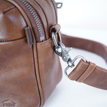 โหลดรูปภาพลงในเครื่องมือใช้ดูของ Gallery กระเป๋าหนังผู้ชาย /กระเป๋าหนังสะพายข้าง สีน้ำตาล รุ่น B-CBR-8130