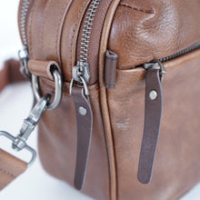 โหลดรูปภาพลงในเครื่องมือใช้ดูของ Gallery กระเป๋าหนังผู้ชาย /กระเป๋าหนังสะพายข้าง สีน้ำตาล รุ่น B-CBR-8130