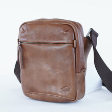 โหลดรูปภาพลงในเครื่องมือใช้ดูของ Gallery กระเป๋าหนังผู้ชาย /กระเป๋าหนังคาดอกผู้ชายสีน้ำตาลรุ่น B-CBR-788