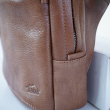 โหลดรูปภาพลงในเครื่องมือใช้ดูของ Gallery กระเป๋าหนังผู้ชาย /กระเป๋าหนังคาดอกผู้ชายสีน้ำตาลรุ่น B-CBR-788