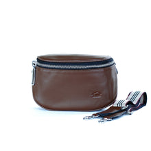 โหลดรูปภาพลงในเครื่องมือใช้ดูของ Gallery กระเป๋าหนังผู้หญิง /กระเป๋าหนังสะพายข้าง/กระเป๋าคาดอกผู้หญิง สีกาแฟ B-CBR-7266 (Lyra)