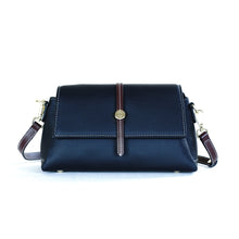 โหลดรูปภาพลงในเครื่องมือใช้ดูของ Gallery กระเป๋าหนังผู้หญิง /กระเป๋าหนังสะพายข้างผู้หญิง สีดำ B-BK-8845 (Iris)