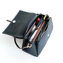 โหลดรูปภาพลงในเครื่องมือใช้ดูของ Gallery กระเป๋าหนังผู้หญิง /กระเป๋าหนังสะพายข้างผู้หญิง สีดำ B-BK-8845 (Iris)