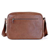 โหลดรูปภาพลงในเครื่องมือใช้ดูของ Gallery กระเป๋าหนังผู้ชาย /กระเป๋าหนังสะพายข้าง สีน้ำตาล รุ่น B-CBR-8941