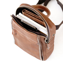 โหลดรูปภาพลงในเครื่องมือใช้ดูของ Gallery กระเป๋าหนังคาดอก รุ่น B-LBR-1276