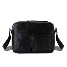 โหลดรูปภาพลงในเครื่องมือใช้ดูของ Gallery กระเป๋าหนังผู้ชาย/กระเป๋าหนังสะพายข้าง สีดำ รุ่น B-BK-8941