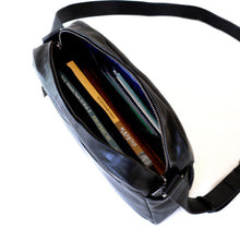 โหลดรูปภาพลงในเครื่องมือใช้ดูของ Gallery กระเป๋าหนังผู้ชาย/กระเป๋าหนังสะพายข้าง สีดำ รุ่น B-BK-8941