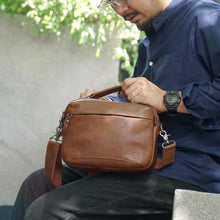 โหลดรูปภาพลงในเครื่องมือใช้ดูของ Gallery กระเป๋าหนังผู้ชาย /กระเป๋าหนังสะพายข้าง สีน้ำตาล รุ่น B-CBR-8130