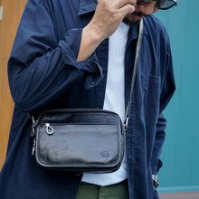 โหลดรูปภาพลงในเครื่องมือใช้ดูของ Gallery กระเป๋าหนังผู้ชาย/กระเป๋าหนังสะพายข้าง สีดำ รุ่น B-BK-1525