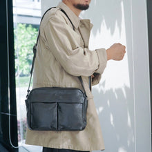 โหลดรูปภาพลงในเครื่องมือใช้ดูของ Gallery กระเป๋าหนังผู้ชาย/กระเป๋าหนังสะพายข้าง สีดำ รุ่น B-BK-8941