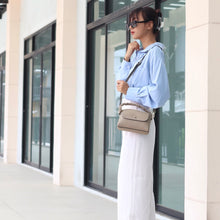 โหลดรูปภาพลงในเครื่องมือใช้ดูของ Gallery กระเป๋าหนังผู้หญิง /กระเป๋าหนังสะพายข้างผู้หญิง สีน้ำเบจ รุ่น B-BEI-8841 Chloe